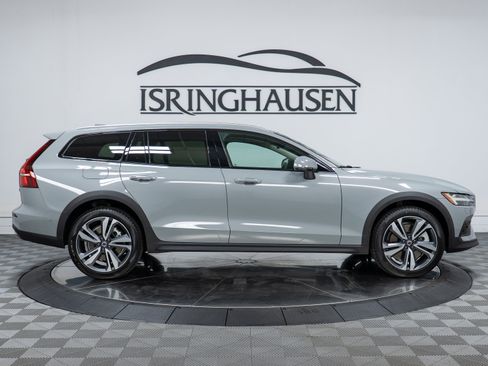 New 2026 Volvo V60 B5 Cross Country Plus w/ Climate Package AWD/4WD image 4