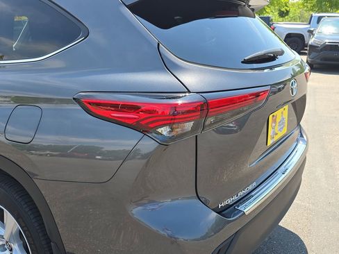 Used 2023 Toyota Highlander LE AWD/4WD image 36