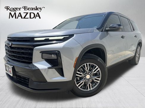 Used 2026 Chevrolet Traverse LT FWD image 1