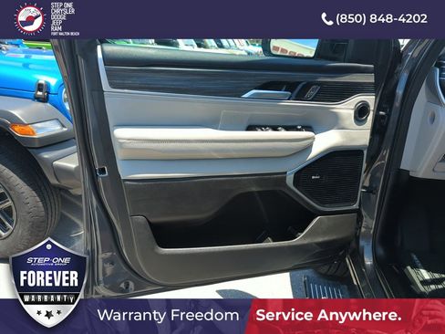 Used 2024 Jeep Wagoneer Series III w/ Premium Group I AWD/4WD image 17