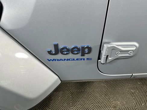 Used 2024 Jeep Wrangler Unlimited w/ Convenience Group AWD/4WD image 10