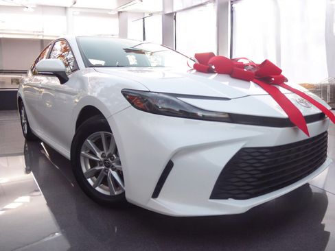 Used 2025 Toyota Camry LE image 1