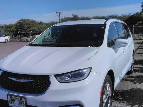 Used 2022 Chrysler Pacifica Touring-L image 2