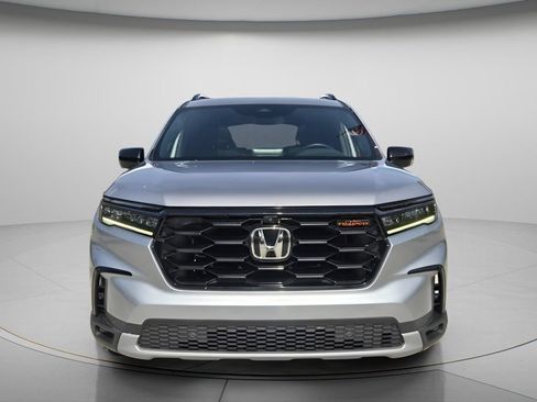 Used 2025 Honda Pilot TrailSport image 4