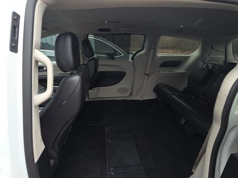 Used 2023 Chrysler Pacifica Touring-L image 11