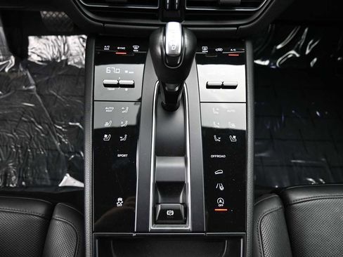 Certified 2024 Porsche Macan AWD/4WD image 15