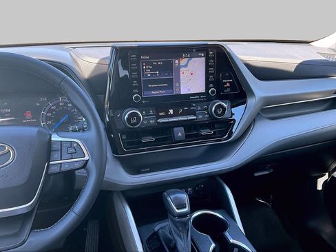 Used 2022 Toyota Highlander XLE AWD/4WD image 6