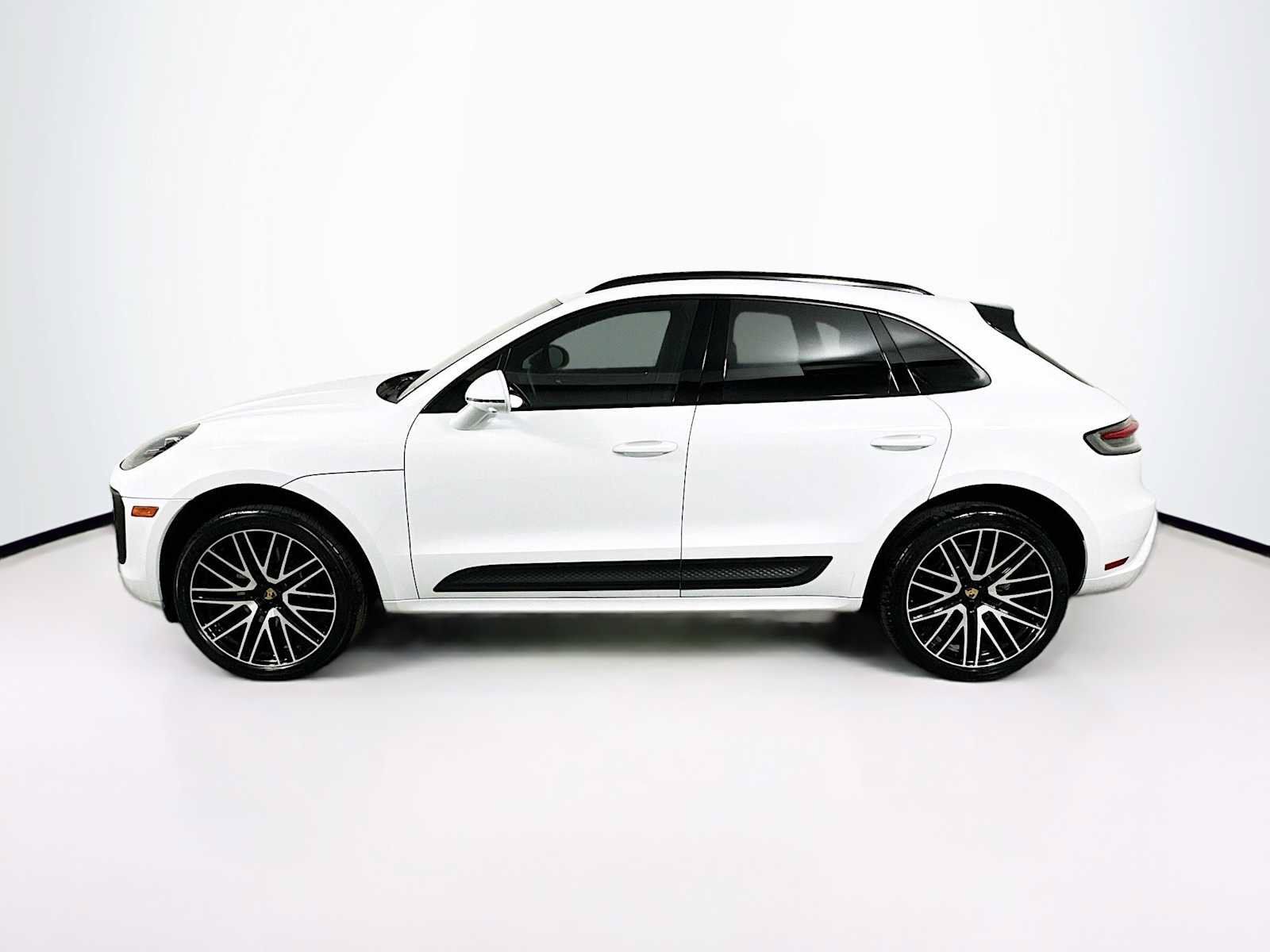 Certified 2026 Porsche Macan AWD/4WD image 2