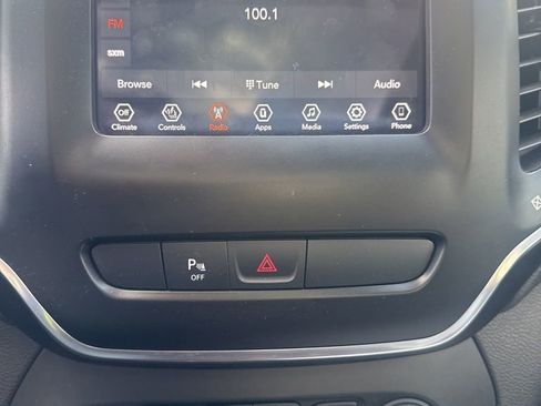 Used 2019 Jeep Cherokee Latitude Plus image 2