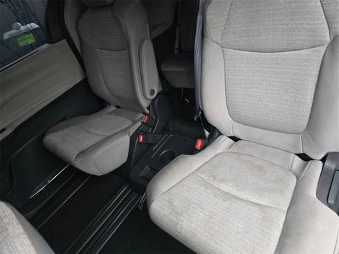 Certified 2023 Toyota Sienna LE image 19