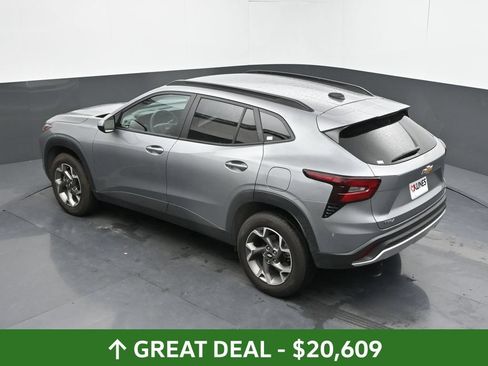 Used 2025 Chevrolet Trax LT FWD image 35