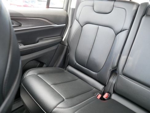 Used 2023 Jeep Grand Cherokee Limited AWD/4WD image 12
