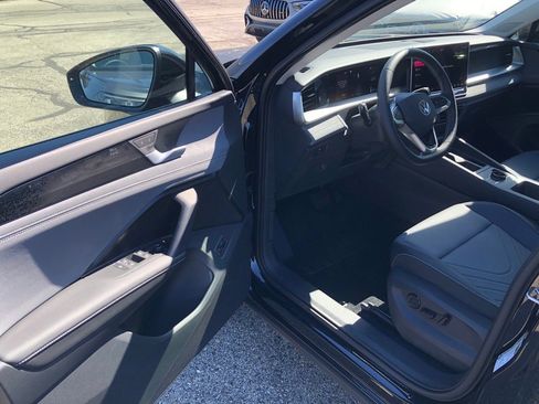 New 2025 Volkswagen Tiguan SE image 10