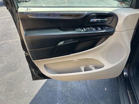 Used 2015 Chrysler Town & Country Touring image 17