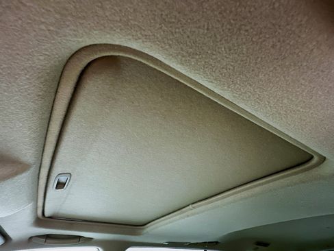 Used 2012 Toyota Highlander SE w/ Tow Pkg image 21