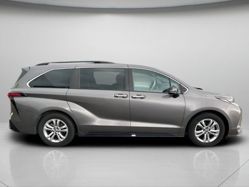 Used 2022 Toyota Sienna XSE w/ XSE Plus Package AWD/4WD image 6