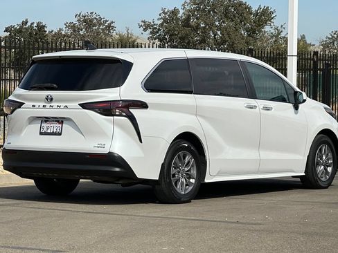 Used 2024 Toyota Sienna XLE AWD/4WD image 5
