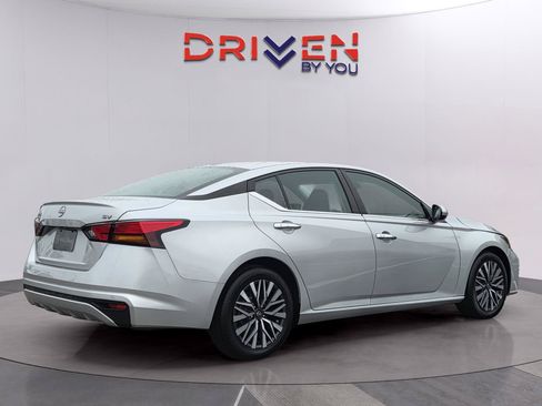 Used 2023 Nissan Altima 2.5 SV FWD image 5