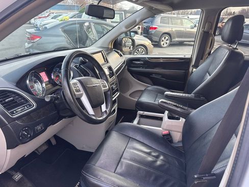 Used 2016 Chrysler Town & Country Touring w/ Driver Convenience Group image 9
