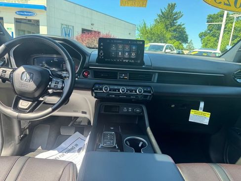 Used 2025 Honda Pilot Black Edition image 27