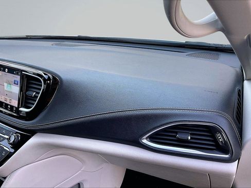 Used 2023 Chrysler Pacifica Limited FWD image 16
