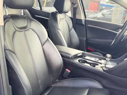 Used 2025 Genesis G70 2.5T image 22