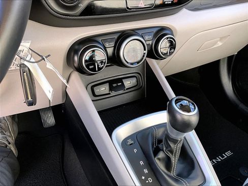 Used 2022 Hyundai Venue SEL image 26