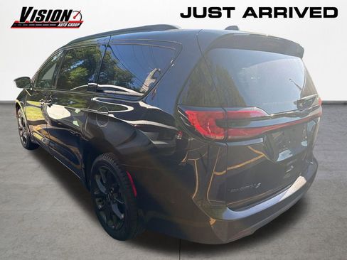 Used 2023 Chrysler Pacifica Touring-L w/ S Appearance Package AWD/4WD image 6