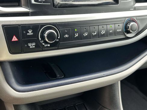 Used 2017 Toyota Highlander LE FWD image 17