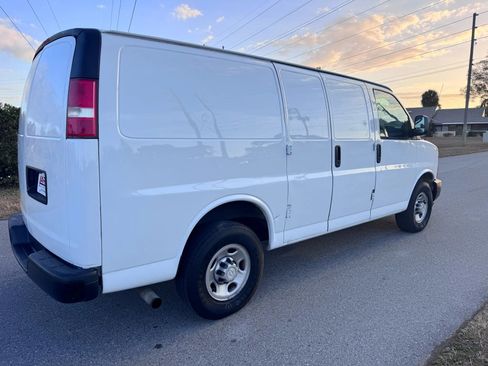 Used 2017 Chevrolet Express 2500 image 5