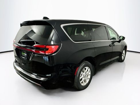 Used 2024 Chrysler Pacifica Touring-L FWD image 9