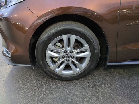 Used 2024 Toyota Sienna Limited image 27