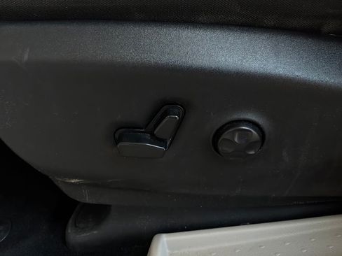 Used 2024 Chrysler Voyager LX FWD image 11