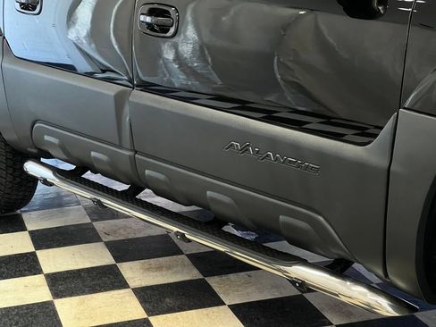Used 2004 Chevrolet Avalanche Z71 w/ Sun And Sound Package AWD/4WD image 3