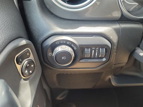 Used 2020 Jeep Wrangler Unlimited Sahara AWD/4WD image 26