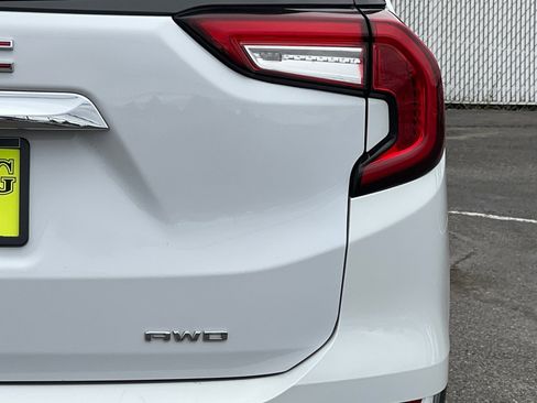 Used 2023 GMC Terrain SLT image 23