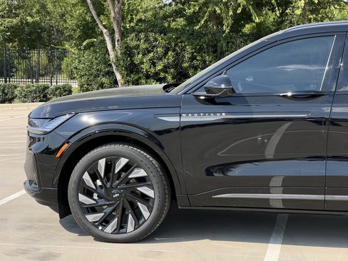 New 2025 Lincoln Nautilus Reserve w/ Jet Appearance Package image 5