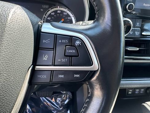 Used 2022 Toyota Highlander XLE AWD/4WD image 33