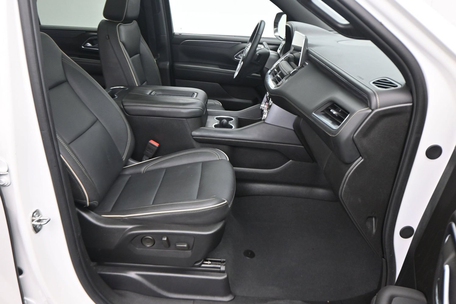 Used 2024 GMC Yukon XL SLT w/ SLT Premium Package RWD image 9