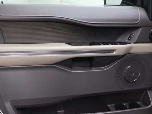 Used 2019 Ford Expedition XLT image 19