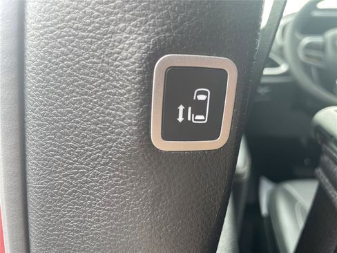 Used 2025 Chrysler Pacifica Select FWD image 31