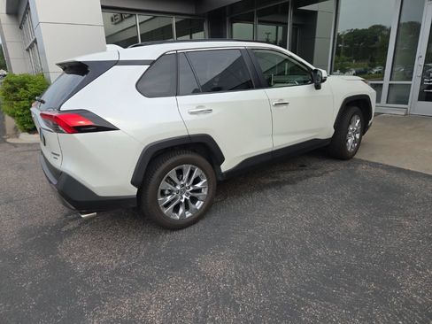Used 2019 Toyota RAV4 Limited w/ Advanced Technology Package AWD/4WD image 18