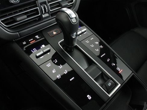 Used 2025 Porsche Macan image 18