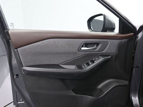 Used 2023 Nissan Rogue SV image 12