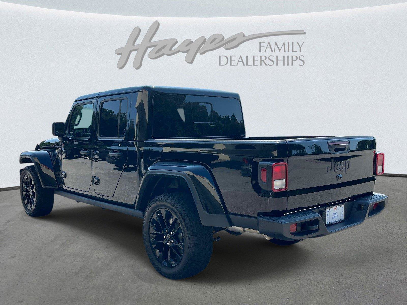 Used 2025 Jeep Gladiator Sport AWD/4WD image 5