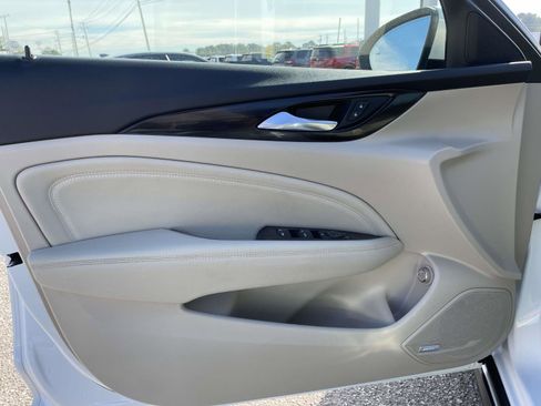 Used 2019 Buick Regal Essence w/ Driver Confidence Package I image 12