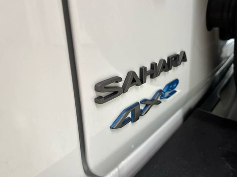 Used 2025 Jeep Wrangler Sahara image 11