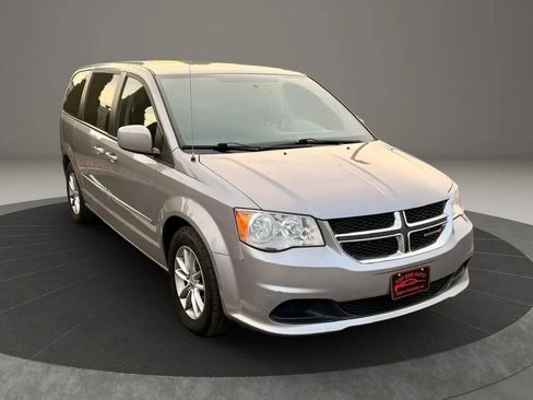 Used 2016 Dodge Grand Caravan SE image 3
