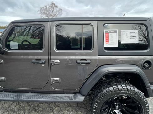Used 2018 Jeep Wrangler Unlimited Sport S image 4