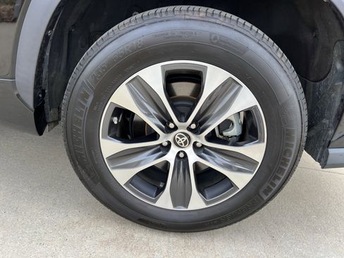 Used 2020 Toyota Highlander XLE image 13